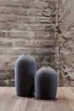 Raw Vase Grey  - matte mørkegrå vaser fra MALLING LIVING