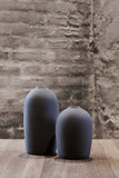 Raw Vase Grey - matte mørkegrå vaser fra MALLING LIVING