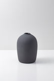 Raw Vase Grey Small - mat mørkegrå vase fra MALLING LIVING