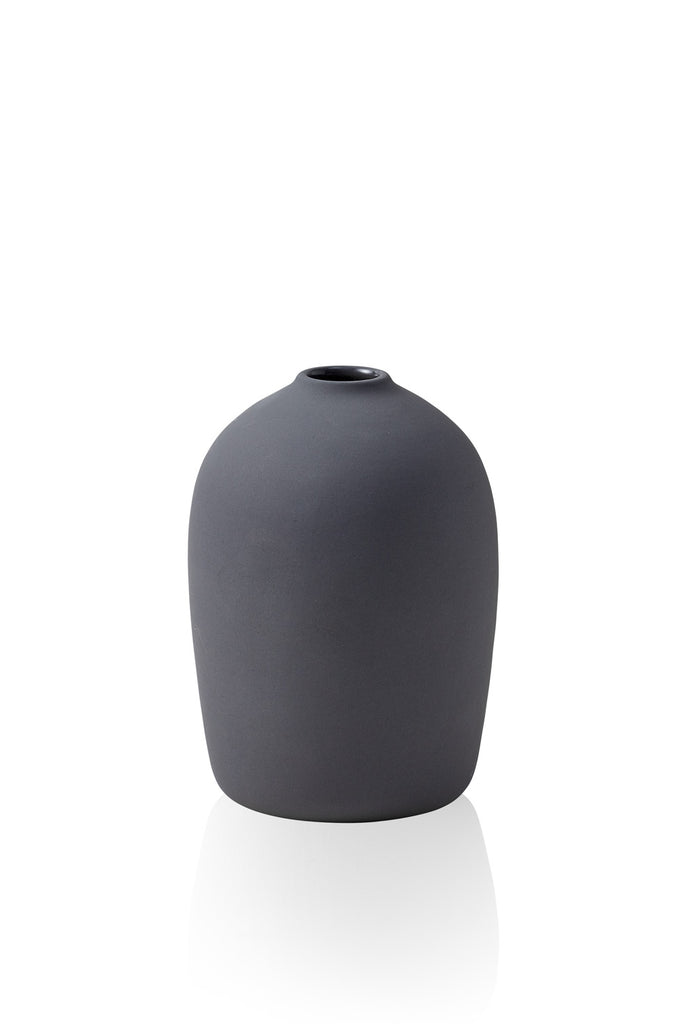 Raw Vase Grey Small - mat mørkegrå vase fra MALLING LIVING