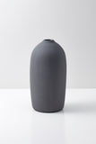 Raw Vase Grey Large - mat mørkegrå vase fra MALLING LIVING